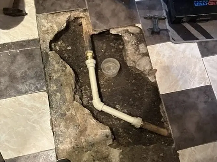 Rozkuta posadzka z rurą kanalizacyjną — DobryHydraulik Białystok