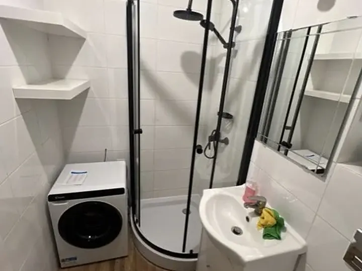Mała łazienka z półokrągłą kabiną i pralką — DobryHydraulik Białystok