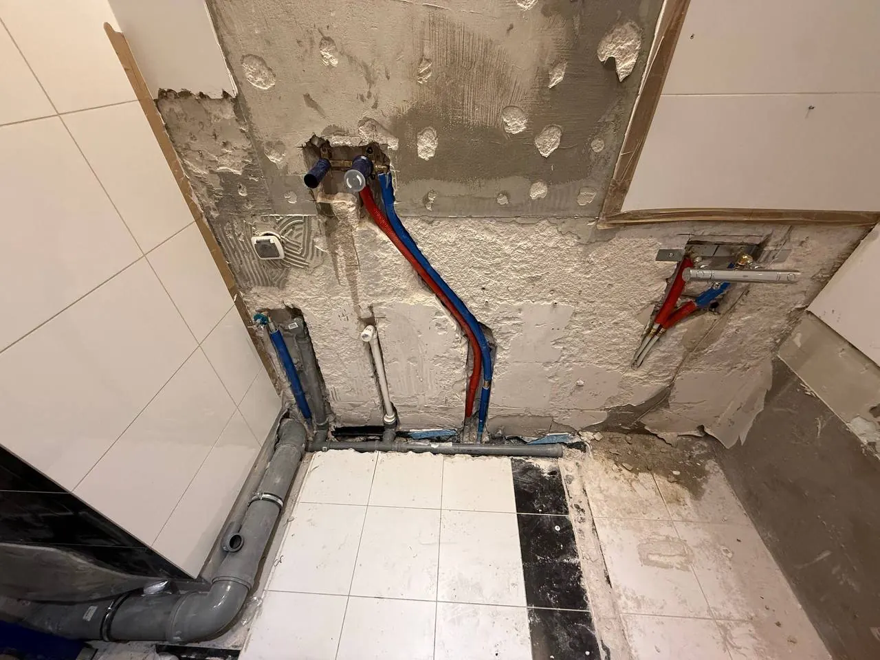 Nowe rury wodne po skuciu narożnika — DobryHydraulik Białystok