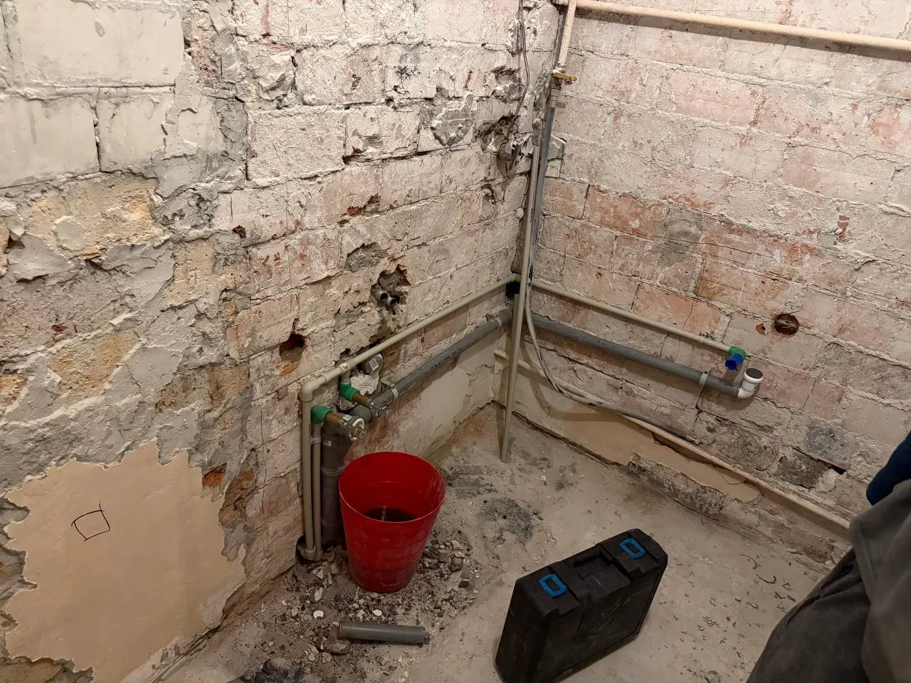 Surowa łazienka z rurami kanalizacyjnymi — DobryHydraulik Białystok