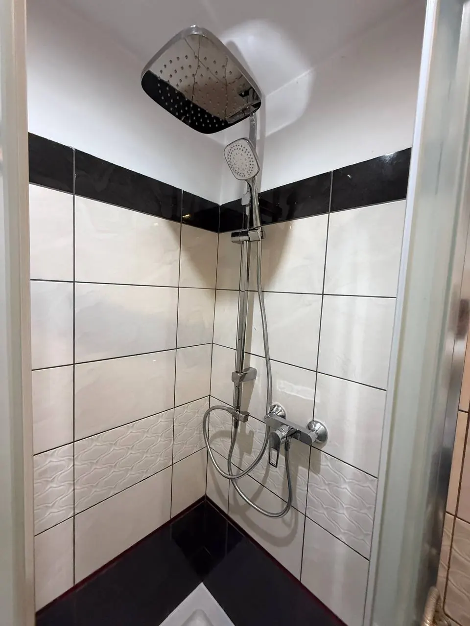 Panel prysznicowy w kabinie z płytkami — DobryHydraulik Białystok