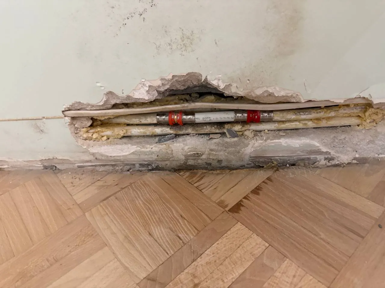 Rury w bruździe pod parkietem — DobryHydraulik Białystok