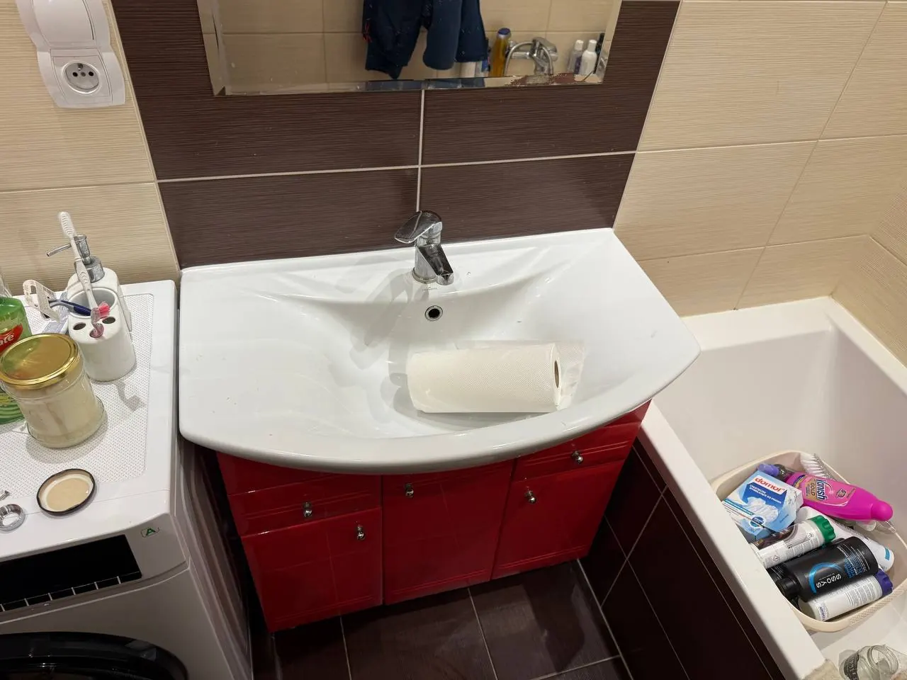 Umywalka z czerwoną szafką w łazience — DobryHydraulik Białystok
