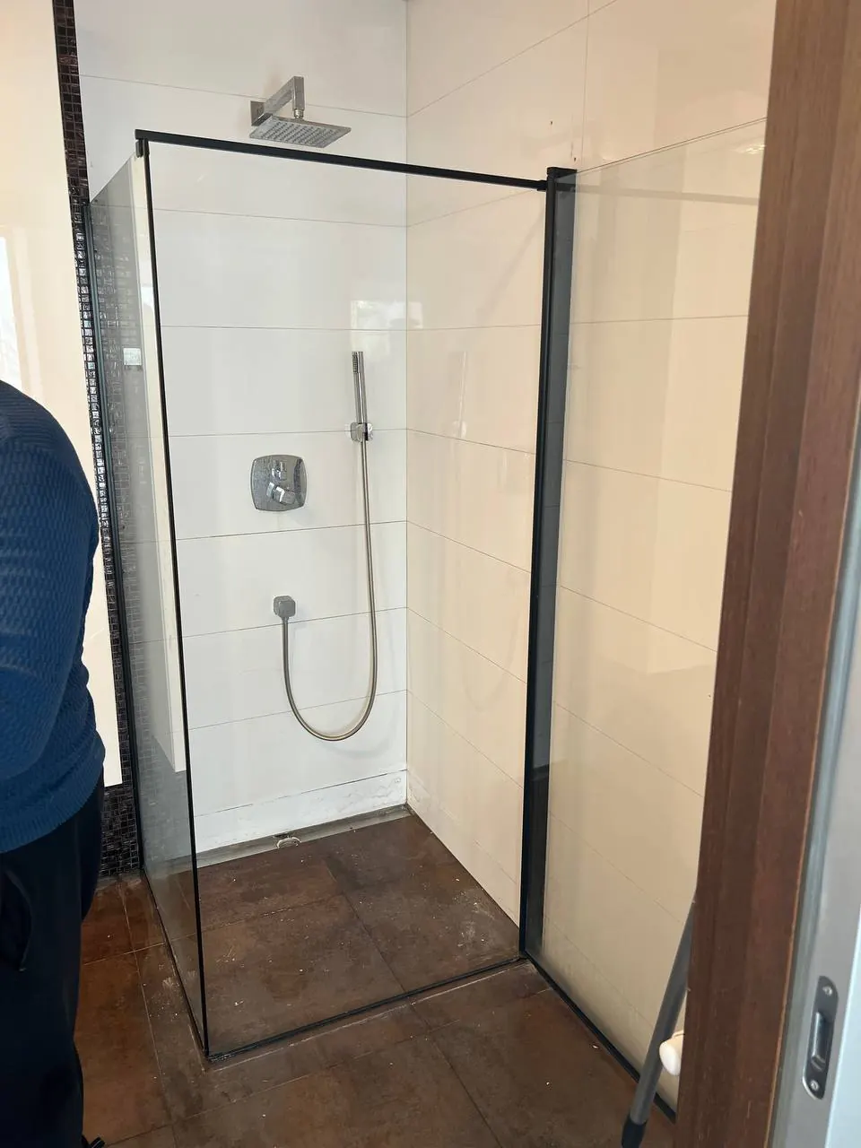 Kabina walk-in w czarnej ramie — DobryHydraulik Białystok