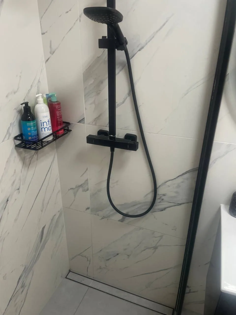 Walk-in z czarną kolumną i odpływem liniowym — DobryHydraulik Białystok