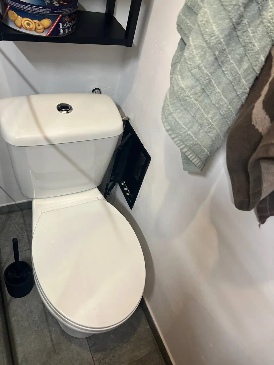 Kompakt WC z klapą serwisową stelaża — DobryHydraulik Białystok