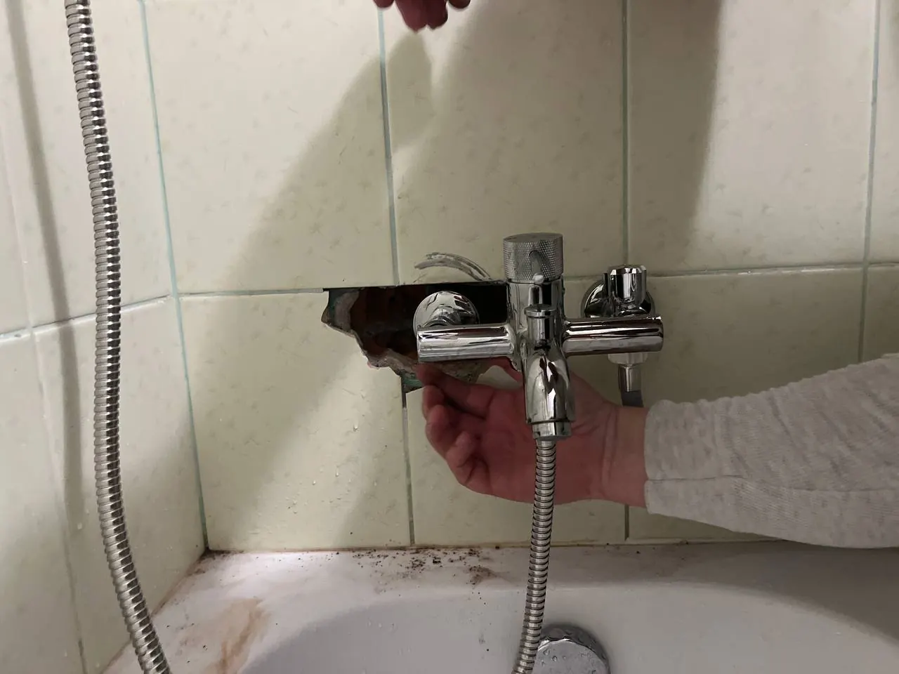 Naprawa wycieku przy baterii wannowej — DobryHydraulik Białystok