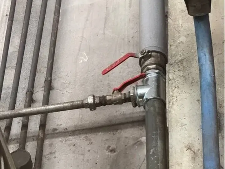 Główny zawór odcinający z czerwoną dźwignią — DobryHydraulik Białystok